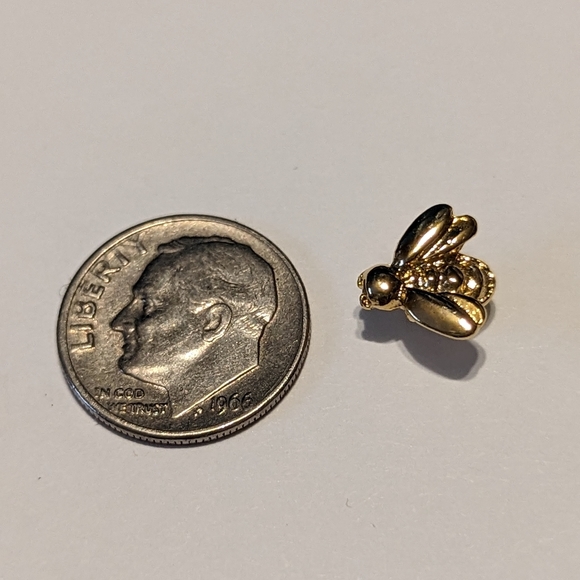 Vintage Petite Gold-toned Lapel Pin. Hat Tack. Insect Brooch. - Picture 2 of 4